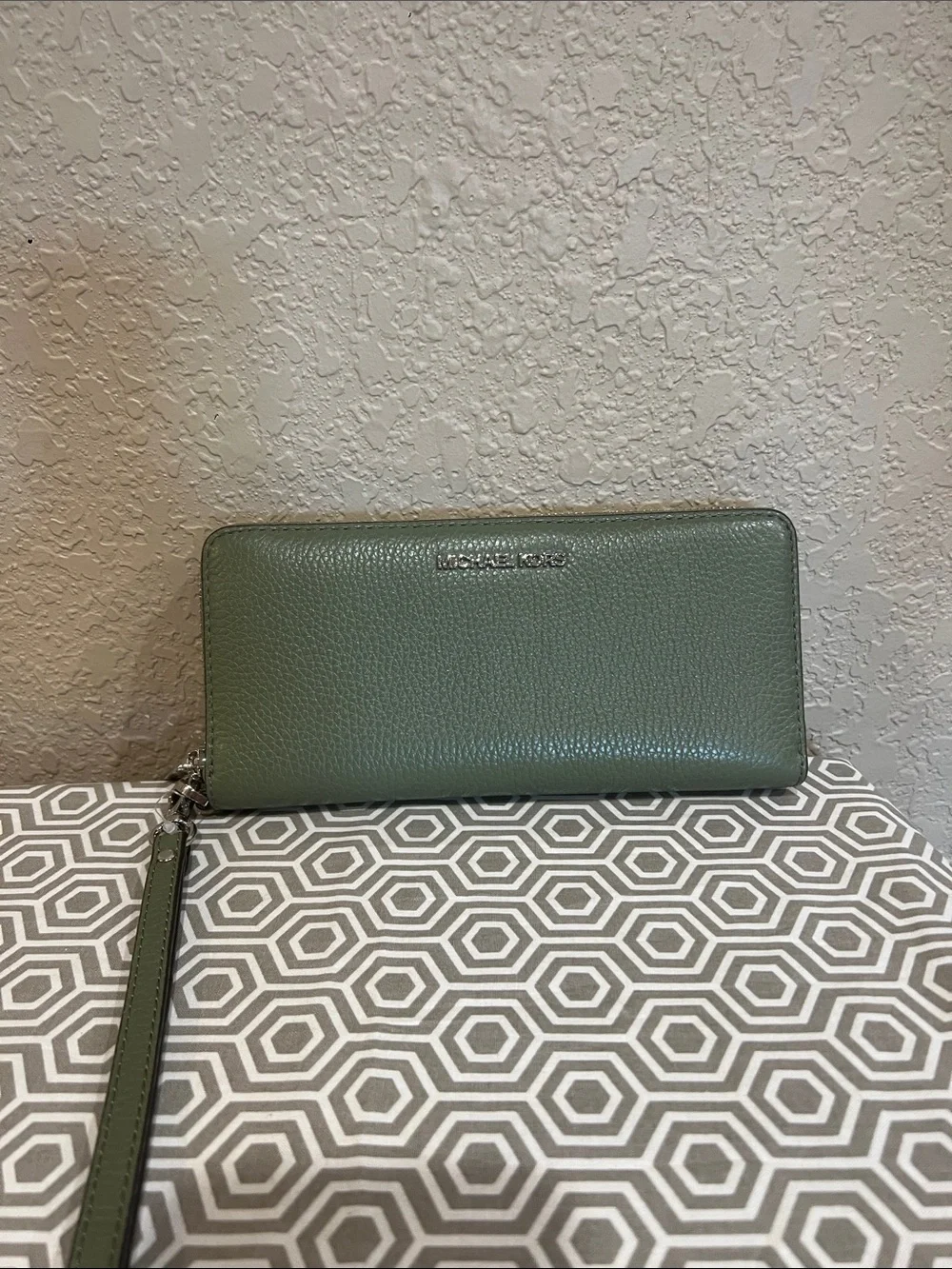 Michael Kors ARMY GREEN LG TRVL continental wallet leather w/detachable strap